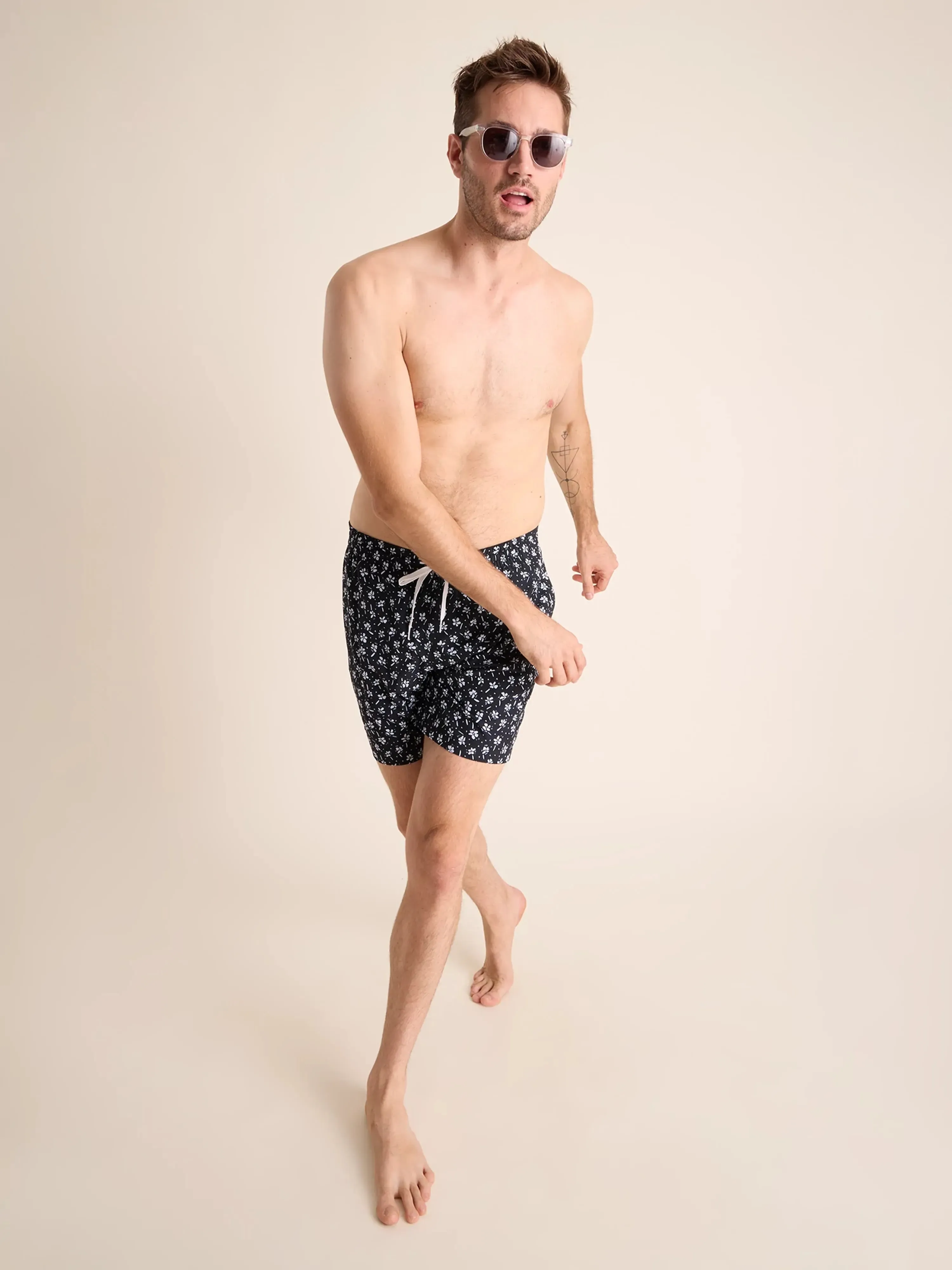 The Daisy Dives 7" (Classic Lined Swim Trunk)